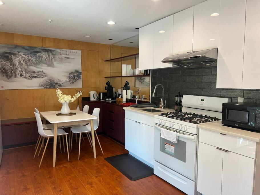 Chic 2Br Suite In Vancouver West~Ubc & Downtown Екстер'єр фото